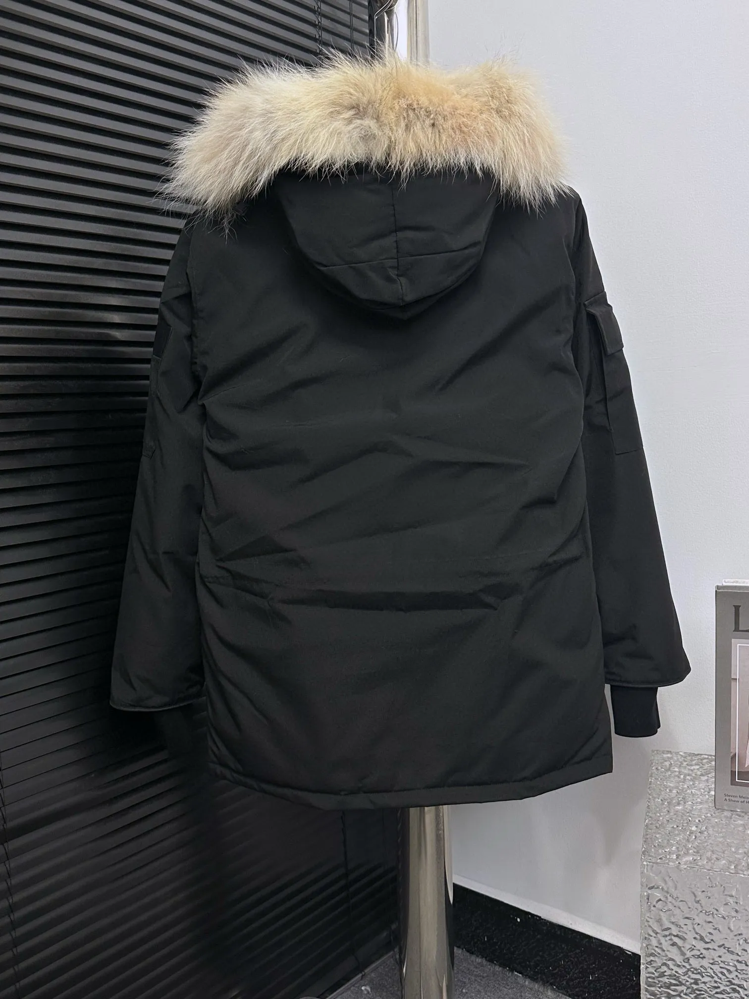 P780 top purchasing version black (wolf hair quality optional) 🇨🇦CANADA GOOES 24 new models 08/couple models Factory direct supply: supplying global purchasing agents, micro-businesses, entities, Tmall, high-end stalls and studio cooperation, free shipping! Canada Goose Expedition Parka 2008 is the same style for men and women. It is mid-length and the most timeless classic. All Arctic and Antarctic scientific expedition teams choose Canada Goose as their cold-proof equipment. It is the Rolls-Royce of down jackets. ➖ Industry-leading anti-counterfeiting chip sensing. ➖ Imported Behringer embroidery machines and customized embroidery labels, the highest level and industry leading. ➖ Imported Korean 21-count polyester-cotton blended original fabric, TC85 waterproof coated fabric, water-repellent, windproof and wear-resistant. ➖ The new national standard 80 white duck down is filled with an average of 520 grams of down. The amount of down filled is industry-leading. ➖ 100% nylon lining with double double-layer sealing design to prevent velvet running, and seamless thread design on the cuffs! ➖ Western Canadian Green Wolf Collar. ➖ Yoshida YKK provides original factory-customized electroplated sliders. YKK two-way lockable zippers are tight and smooth and do not peel off paint. ➖ 3M composite Velcro is durable and the accessories and hardware are all custom-made. Note: Our copywriting is only simple and clear. Instead of bragging about the copywriting, it is better to compare and understand with samples. Only for the purest goose, the most dedicated, the most professional, the highest quality, the highest cost performance!  Size:XS-XXL